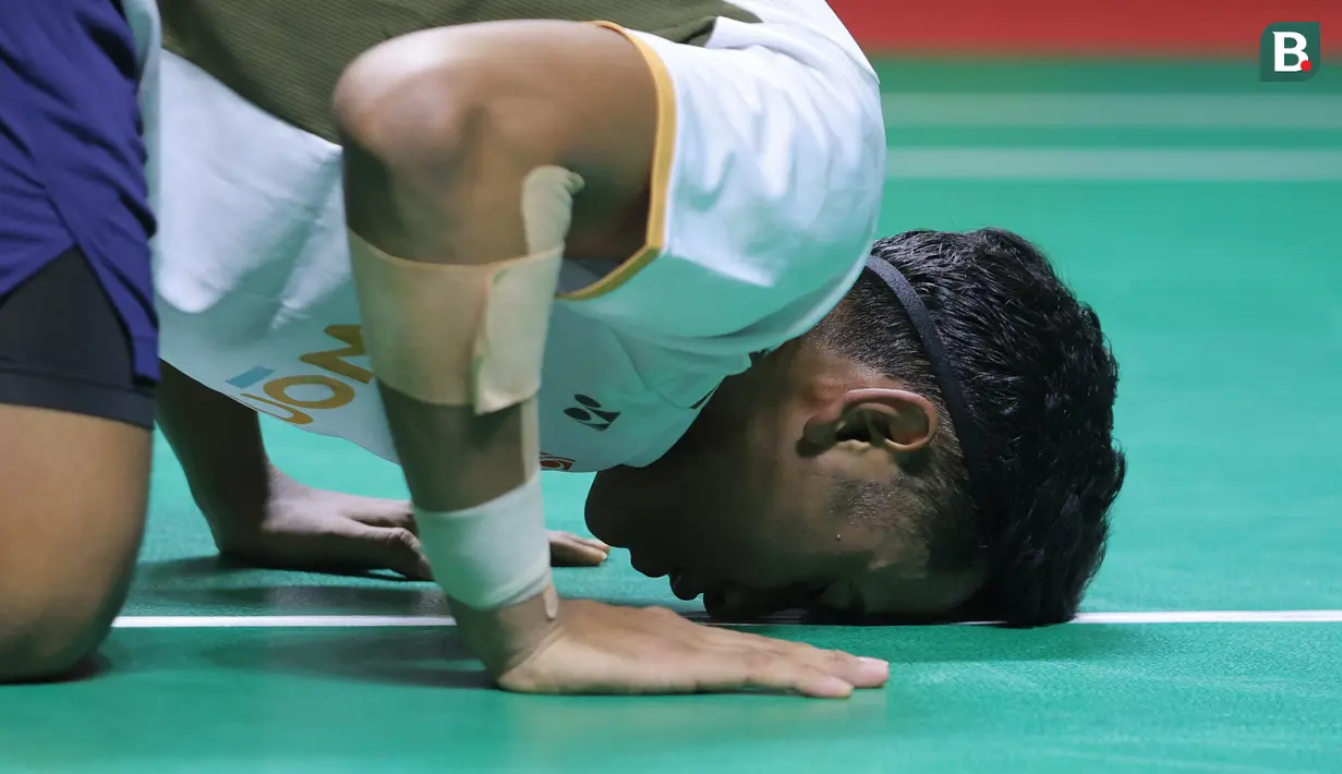 Pebulu tangkis tunggal putra Indonesia, Alwi Farhan melakukan sujud syukur setelah menang atas wakil Thailand, Panitchaphon Teeraratsakul dalam laga final Indonesia Masters 2026 di Istora, Senayan, Jakarta, Minggu (25/01/2026). (Bola.com/Bagaskara Lazuardi)