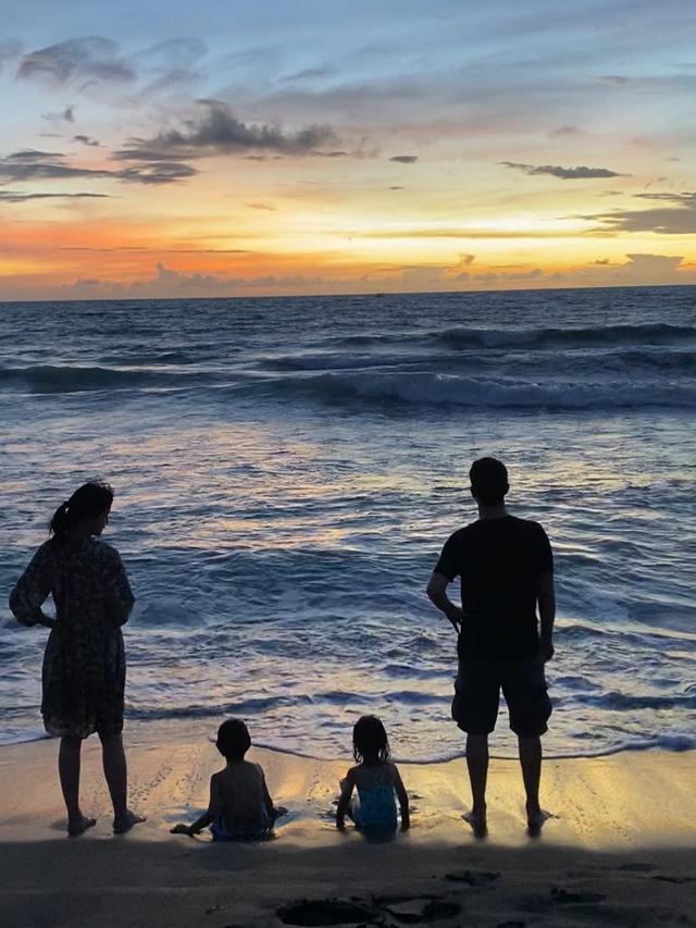 Potret harmonis keluarga Fachri Albar dan Renata Kusmanto