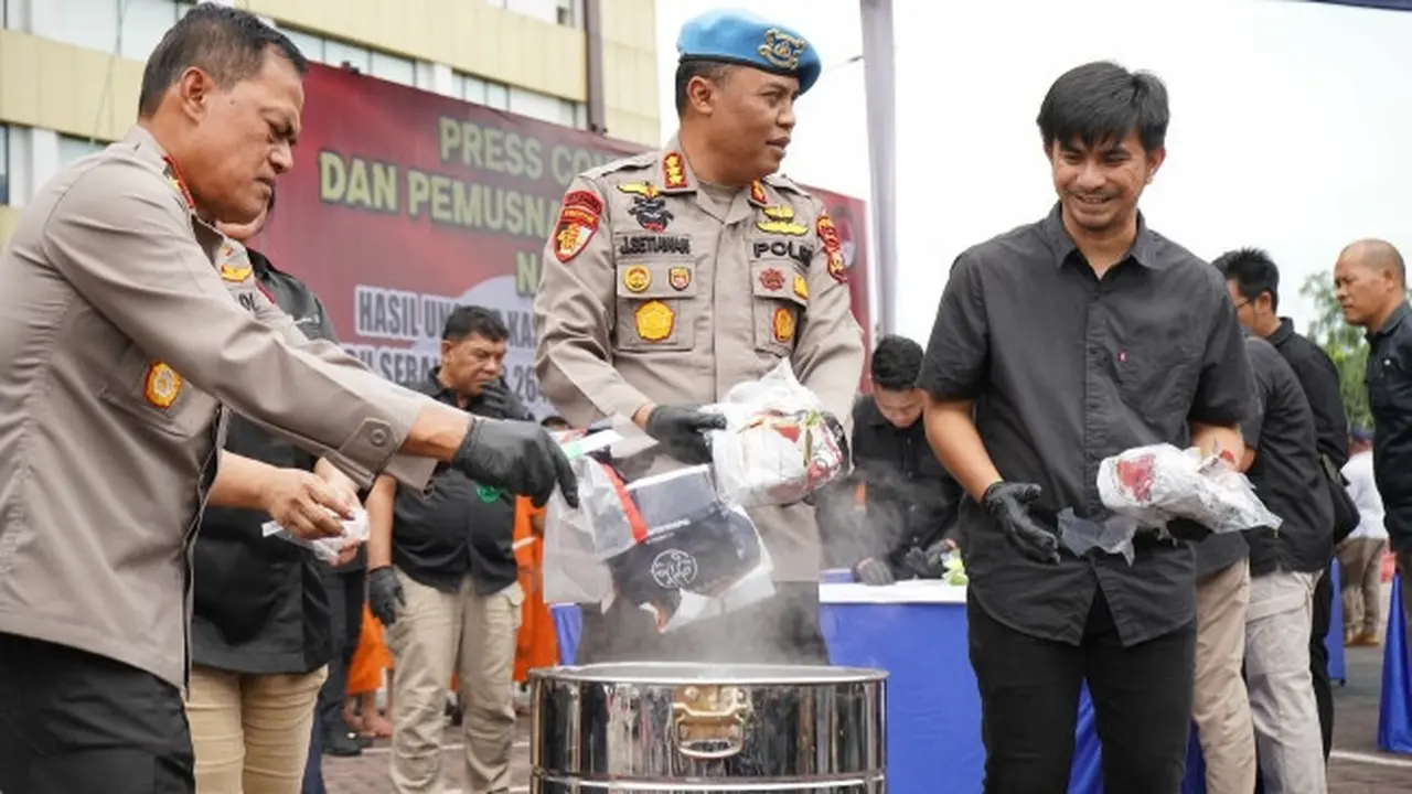 Pemusnahan barang bukti tindak pidana narkoba oleh Wakil Kepala Polda Riau.
