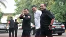 Ketua Bawaslu Abhan (kiri) dan Sekjen PKB Abdul Kadir Karding (tengah) saat tiba untuk mendampingi pasangan bakal capres-cawapres Joko Widodo atau Jokowi-Ma'ruf Amin tes kesehatan di RSPAD Gatot Subroto, Jakarta, Minggu (12/8). (Merdeka.com/Iqbal Nugroho)