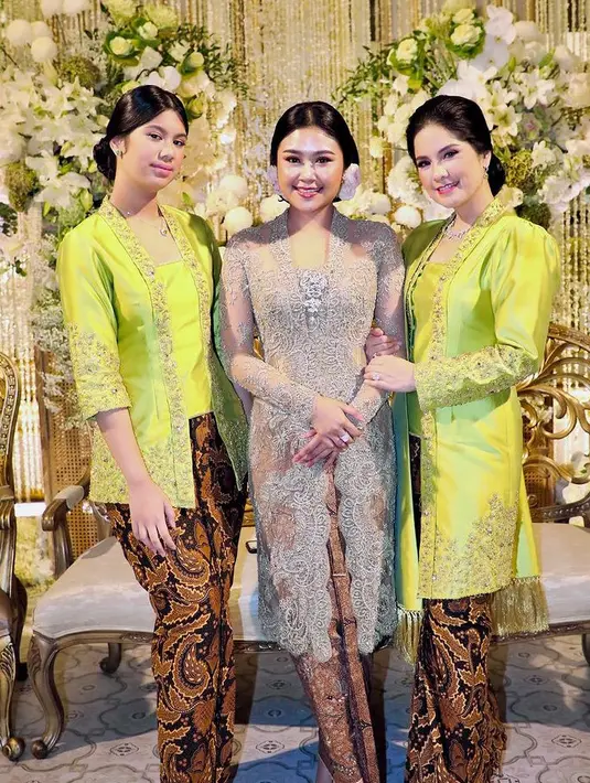 Putri Annisa Pohan satu-satunya ini juga tampil memukau dengan kebaya kebaya hijau neon model kutu baru lengan 3/4 dengan aksen beads.  Dipadukan kain batik coklatnya. [@annisayudhoyono]
