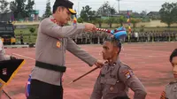 Kapolda Kaltara, Irjen Pol. Daniel Adityajaya, S.H, S.I.K, M.Si saat upacara penyambutan Bintara Remaja (Baja) Lulusan Diktuk Gelombang 2 T.A 2022 dan Tradisi Pemilihan Keluarga Asuh Bintara Polri di Lingkungan Polda Kaltara.