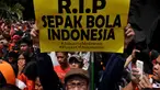 Puluhan ribu Jakmania (suporter tim Persija) menggelar aksi di depan Istana Negara, Jakarta, Selasa (5/5/2015). Mereka meminta Presiden Jokowi turun tangan menyelesaikan masalah sepak bola nasional, pasca dibekukannya PSSI. (Liputan6.com/Johan Tallo)