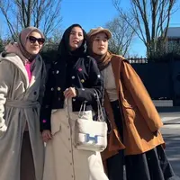 Ririer Fairus akhirnya melenggang ke Paris bersama Mommy ASF dan Shandy Purnamasari. (Instagram @ecaprasetya)