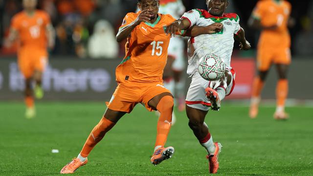 Pemain Pantai Gading Amad Diallo (Kiri)