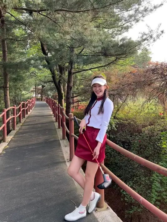 <p>Uhm Ji Won saat bermain golf. (dok. Instagram @umjeewon/https://www.instagram.com/p/CdFE3Wsl6tt/?hl=en/Dinny Mutiah)</p>