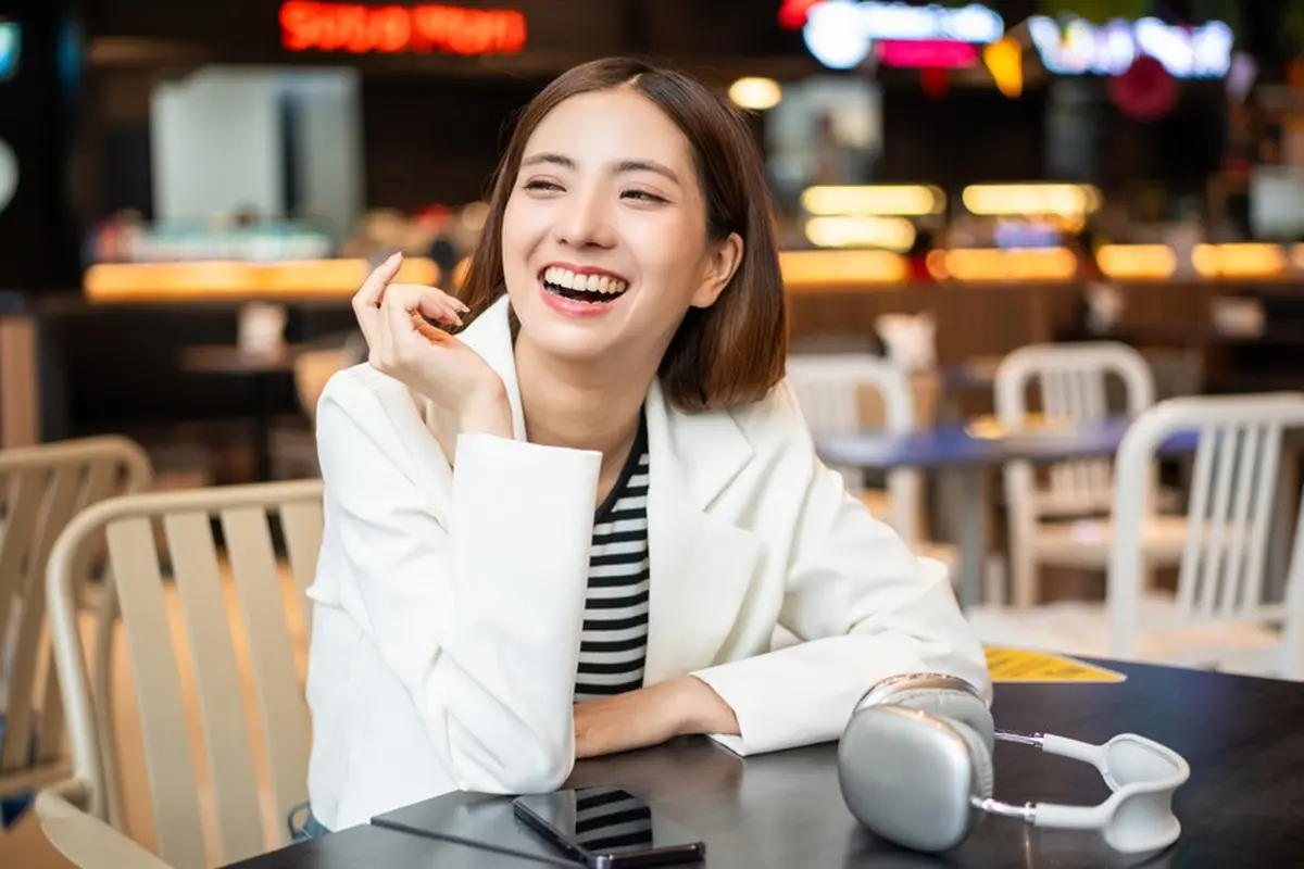 terenyum tertawa santai minum di kafe