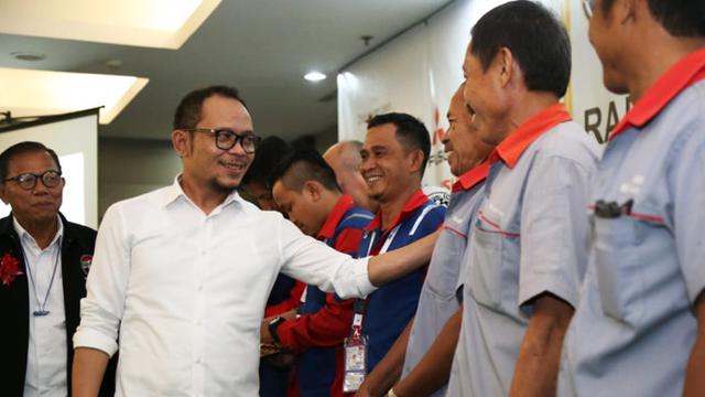 Menaker Hanif Bagikan Sertifikat Kompetensi Bagi 45 Sopir Truk di Jakarta