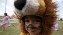 Siswa sekolah Brainshire memakai kostum singa selama ikuti selama parade halloween di kota Paranaque, Filipina, Jumat (30/10/2015). Anak - anak ini ikut merayakan halloween yang dirayakan setiap akhir bulan oktober. (REUTERS/Romeo Ranoco)