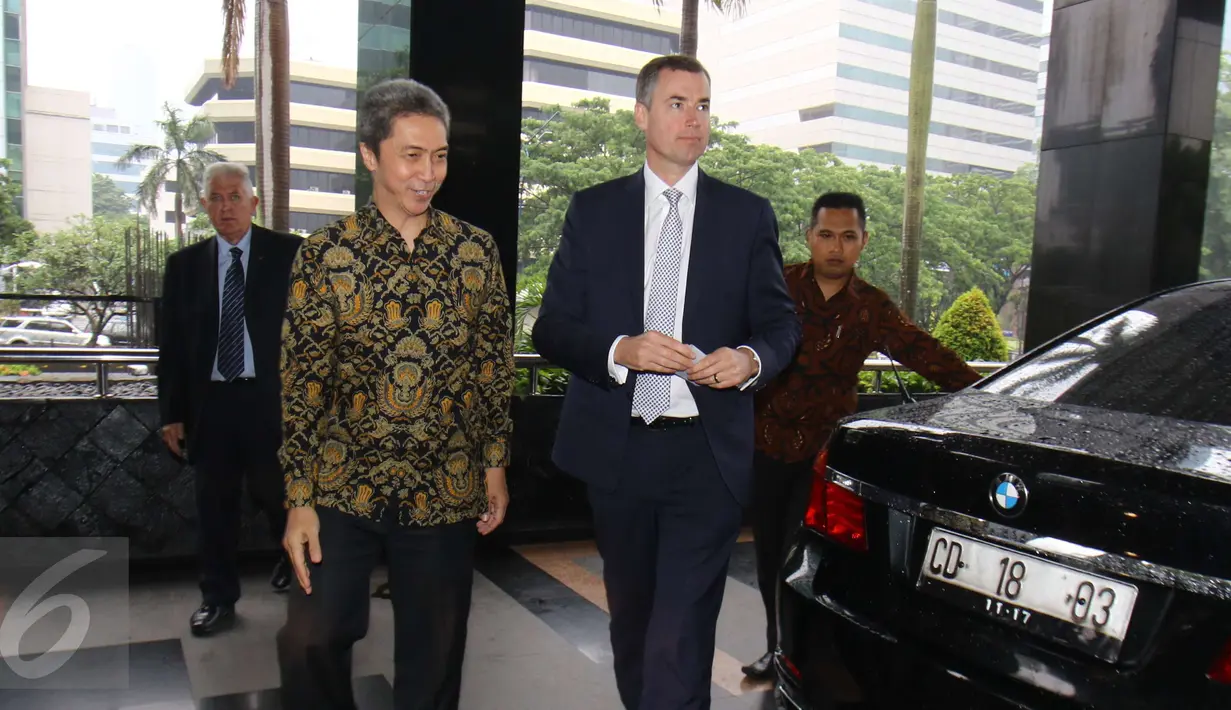 Menteri Kehakiman Australia Michael Keenan saat tiba di Gedung KPK, Jakarta, Kamis (2/2). Kedatangannya untuk membahas isu pemberantasan korupsi di kedua negara. (Liputan6.com/Helmi Afandi)