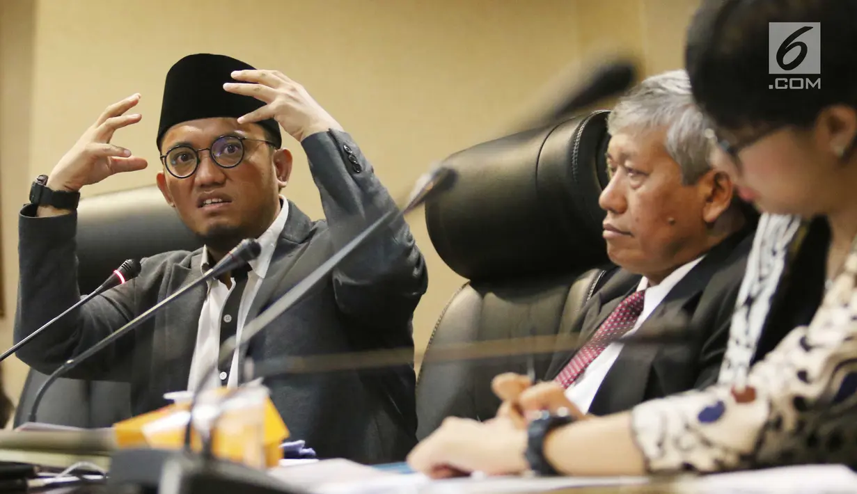 Ekspresi Dahnil Anzar Simanjuntak (kiri) saat memberi penjelasan dalam diskusi publik di kantor staff presiden, Jakarta, Kamis (7/9). Dalam kesempatan itu, Dahnil Anzar menyarankan agar pejabat dan politisi belajar Pancasila. (Liputan6.com/Angga Yuniar)