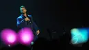 Aksi Keith Duffy personil group musik Boyzone dalam konser bertajuk A Night Of Reunion With Boyzone di Istora Senayan, Jakarta (22/5/2015). Keith Duffy membawakan kembali lagu-lagu yang hits mereka di era 90 an. (Liputan6.com/Panji Diksana)