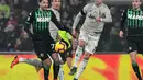 Aksi Cristiano Ronaldo melewati Manuel Locatelli pada laga lanjutan Serie A yang berlangsung di stadion Mapei, Reggio Emilia, Senin (11/2). Juventus menang 3-0 atas Sassuolo. (AFP/Miguel Medina)