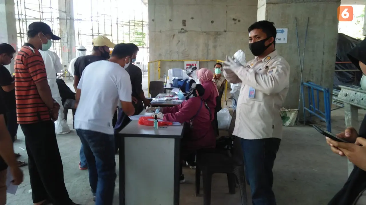 Swab PCR massal kepada pekerja proyek pembangunan apartemen 31 Sudirman Suites (Liputan6.com/Fauzan).