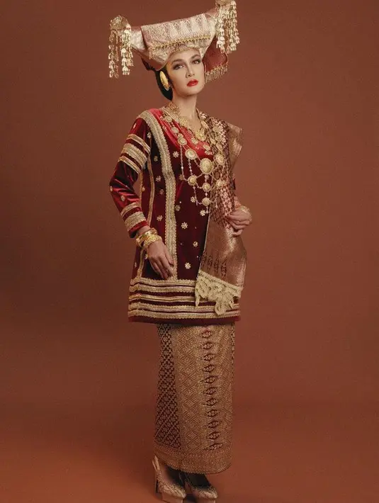 Mengenakan busana adat Padang, penampilan Luna Maya begitu memesona. Tampilannya kian cantik dan menawan dengan nuansa merah yang membara. (Foto:  instagram.com/winstongomez/)