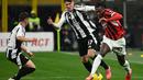 Penyerang AC Milan, Rafael Leao (kanan) berebut bola dengan pemain bertahan Juventus, Nicolo Savona (tengah) saat pertandingan sepak bola Serie A Italia 2024/2025 di stadion San Siro di Milan, pada Sabtu 23 November 2024 waktu setempat atau Minggu 24 November 2024 dini hari Waktu Indonesia Barat. (Isabella BONOTTO/AFP)