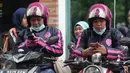 Dua pengemudi ojek wanita berbasis aplikasi LadyJek tengah menunggu orderan penumpang di Jakarta, Kamis (8/10). Mengangkat slogan 'Ojek Wanita untuk Wanita', ojek berbasis aplikasi ini ditujukan khusus untuk penumpang perempuan.(Liputan6.com/Angga Yuniar)