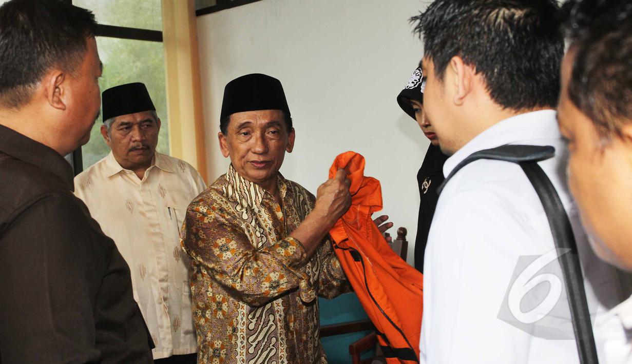 Fuad Amin Imron melepas baju tahanan KPK usai menjalani sidang di Pengadilan Tipikor, Jakarta, Rabu (13/5/2015). Fuad terlibat kasus dugaan suap jual beli pasokan gas alam di Gresik dan Gili Timur, Bangkalan. (Liputan6.com/Helmi Afandi)