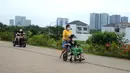 Warga menikmati sore hari di Pulau Maju, Jakarta, Sabtu (26/2/2022). Sejak di resmikan oleh Gubernur DKI  Pulau Maju kini ramai di kunjungi warga Jakarta dan sekitarnya untuk sekedar berolahraga, jalan santai bersama keluarga, berlibur di akhir pekan. (merdeka.com/Imam Buhori)