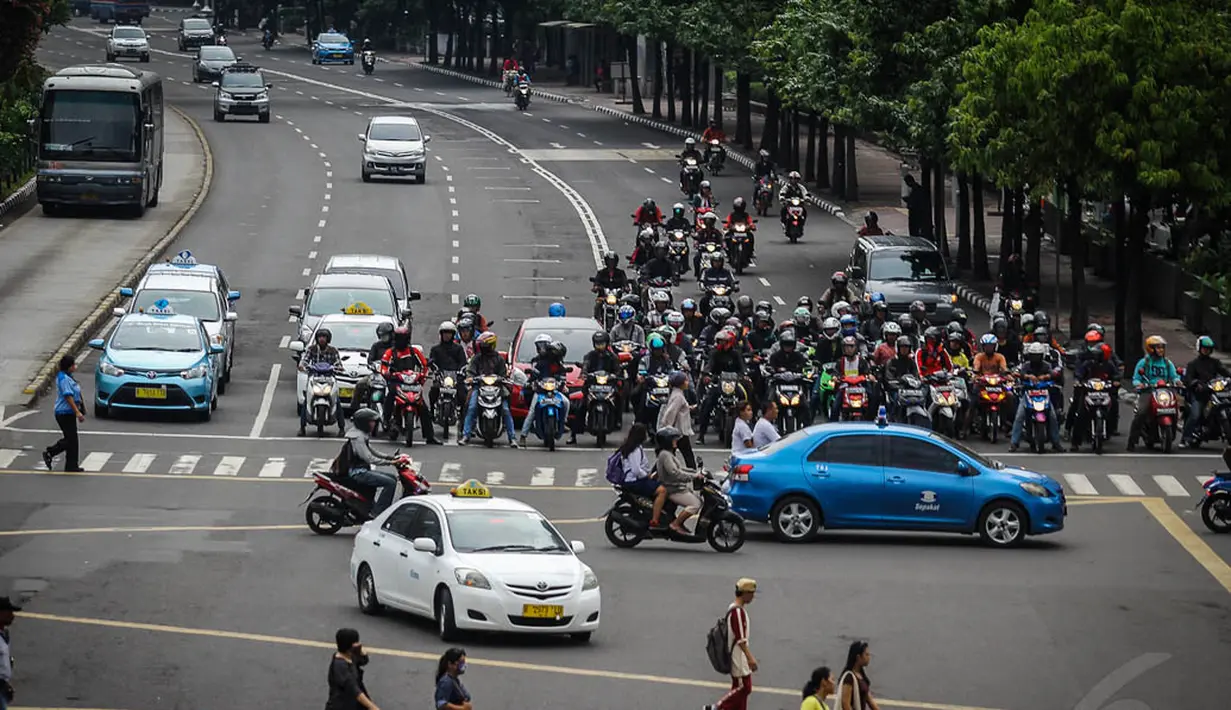 Nantinya, pengguna sepeda motor diwajibkan menggunakan bus gratis serta memarkirkan kendaraannya di sejumlah titik tempat parkir yang sudah disediakan, Jakarta, Selasa (11/11/2014). (Liputan6.com/Faizal Fanani) 