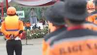 Ketua Umum PDI Perjuangan Megawati Soekarnoputri memberikan sambutan saat penutupan pelatihan Baguna PDIP di Bumi Perkemahan Cibubur, Jakarta, Kamis (23/11). Dalam kesempatan itu, Megawati menjadi Inspektur Upacara. (Liputan6.com/Herman Zakharia)