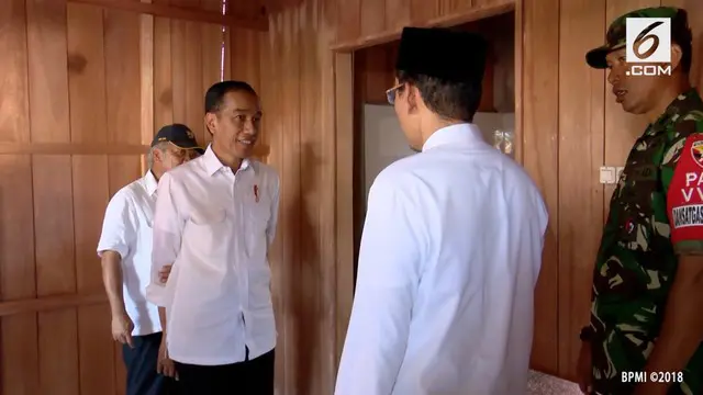 Presiden Joko Widodo menyempatkan diri untuk mendatangi rumah Lalu Muhammad Zohri. Di sela peninjauan sejumlah titik pengungsian di Lombok Utara, Nusa Tenggara Barat.