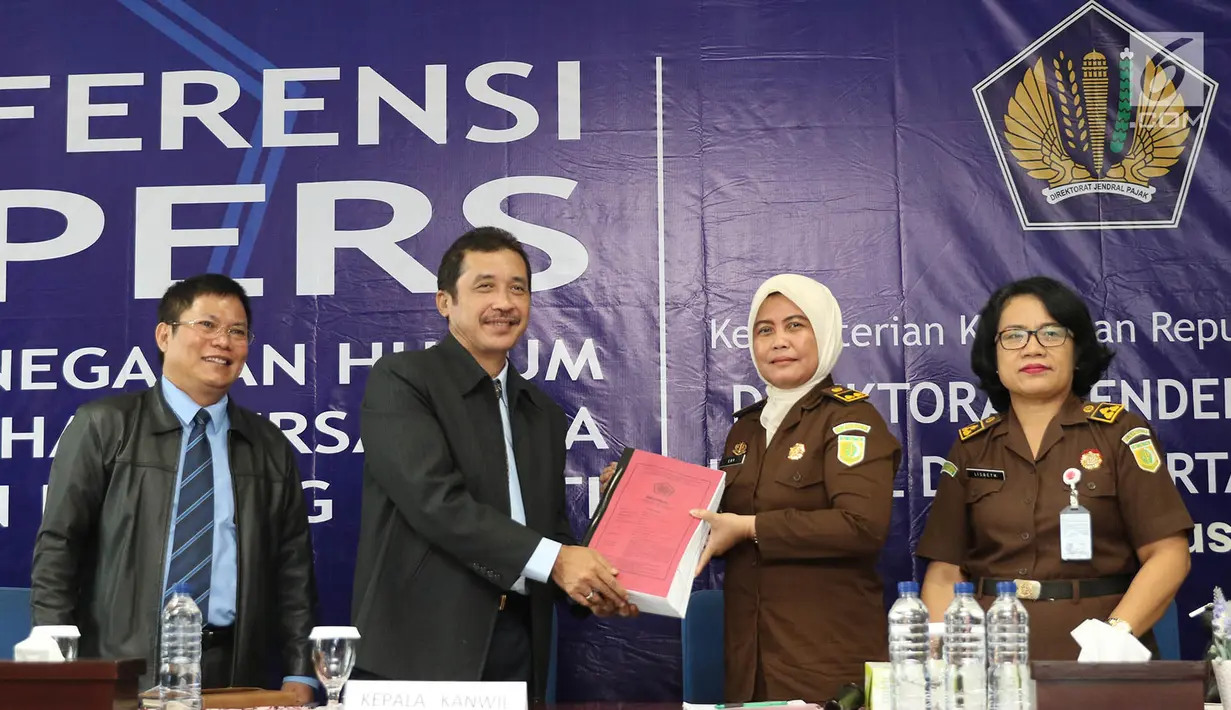 Kepala Kanwil DJP Jakarta Selatan I Sakli Anggoro menyerahkan berkas tersangka kasus tindak pidana perpajakan kepada Kasi Penuntutan Kejaksaan Negeri Jakarta Selatan Ery Sarifah di Jakarta, Rabu (2/8). (Liputan6.com/Immanuel Antonius)