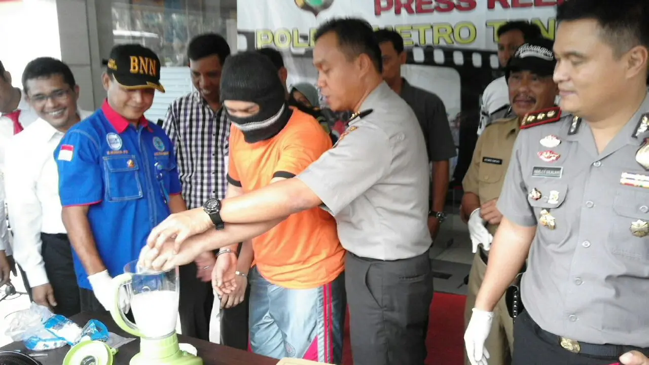 Polres Metro Tangerang memusnahkan barang bukti 400 gram sabu dengan cara diblender.