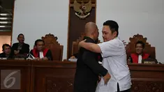 Musisi Ahmad Dhani dan Farhat Abbas saling berpelukan usai menjalani sidang lanjutan kasus pencemaran nama baik yang dilayangkan Ahmad Dhani di Pengadilan Negeri Jakarta Selatan, Kamis (19/11). (Liputan6.com/Herman Zakharia)
