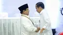 Dua calon presiden Prabowo Subianto (kiri) dan Joko Widodo (kanan) bersalaman saat pengambilan nomor urut peserta Pemilu 2019 di Kantor KPU, Jakarta, Jumat (21/9). Prabowo mendapat nomor urut 01, sedangkan Jokowi 02. (Liputan6.com/Faizal Fanani)