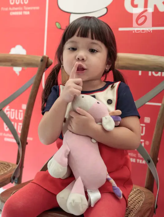 Gaya anak selebritas Gisella Anastasia, Gempita Nora Marten saat menghadiri pembukaan stan produk minuman di Jakarta, Jumat (23/3). Gisel mengaku sedih jika bekerja tidak dengan Gempi. (Liputan6.com/Faizal Fanani)