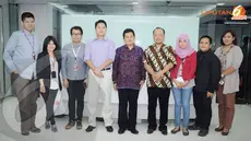 Redaksi Liputan6.com berpose bersama dengan Wakil Menteri Kesehatan RI Ali Ghufron Mukti (Liputan6.com/Rini Suhartini).