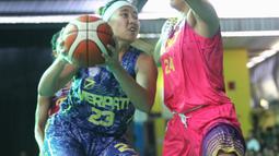 Pebasket Merpati Bali, Dora Lovita, berusaha melewati pebasket Surabaya Fever pada laga Srikandi Cup 2017 di GOR Flying Wheel, Makassar, Sabtu (2/12/2017). Surabaya Fever juara setelah mengalahkan Merpati Bali 67-48. (Bola.com/Andhika Putra)