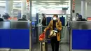 Seorang penumpang berjalan keluar saat melewati bea cukai setelah tiba di Bandara Internasional Xiaoshan Hangzhou di provinsi Zhejiang timur China (8/1/2023). China mencabut persyaratan karantina untuk pelancong yang datang pada (8/1), mengakhiri isolasi yang diberlakukan sendiri selama hampir tiga tahun bahkan saat negara tersebut berjuang melawan wabah lonjakan kasus Covid-19. (AFP/STR)