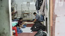 Pekerja menyelesaikan jahitan pesanan pelanggan di kawasan Tambora, Jakarta, Kamis (5/9/2019). Rendahnya penyerapan pasar dan lemahnya kebijakan safeguard dalam melindungi pelaku industri dalam negeri membuat industri tekstil dan produk tekstil (TPT) tertekan. (merdeka.com/Iqbal Nugroho)