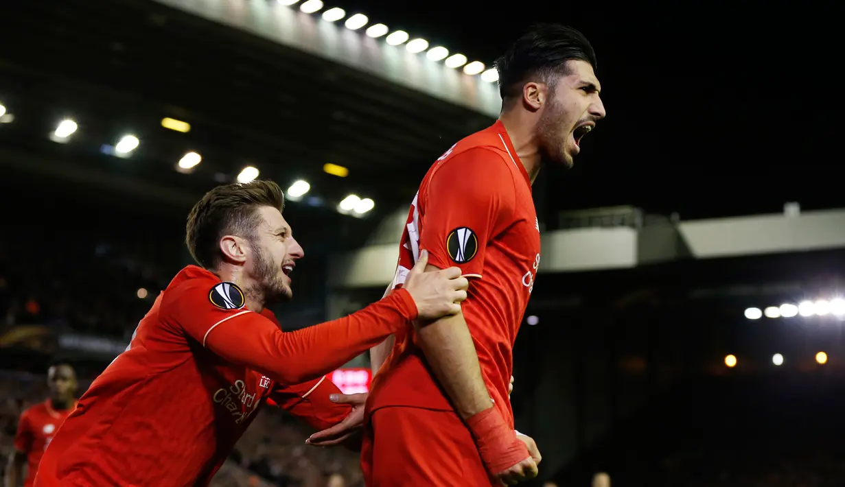 Gelandang Liverpool, Emre Can (kanan) melakukan selebrasi usai mencetak gol kegawang Rubin Kazan Can pada laga lanjutan Grup B Liga Europa di Anfield, Jumat (23/10/2015). Liverpool bermain imbang dengan Rubin Kazan dengan skor 1-1. (Reuters/Phil Noble)