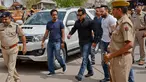 Bintang Bollywood, Salman Khan tiba untuk mendengarkan putusan di Pengadilan Rajasthan, India, Kamis (5/4). Pengadilan menjatuhi hukuman lima tahun penjara kepada Salman Khan atas perkara perburuan satwa dilindungi. (AP/Sunil Verma)a