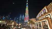 Foto yang diambil pada 4 Januari 2020 memperlihatkan pertunjukan cahaya menyinari Burj Khalifa, bangunan tertinggi dunia, di Dubai. Burj Khalifa yang resmi dibuka pada 4 Januari 2010 itu merayakan hari jadinya yang ke-10 dengan pertunjukan lampu LED khusus. (Giuseppe CACACE / AFP)