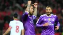 Sergio Ramos (kiri) melakukan selebrasi usai mencetak gol ke gawang Sevilla di ajang Piala Copa del Rey di stadion Ramon Sanchez Pizjuan, Sevilla, Spanyol, Kamis (12 /1). (AP Photo/ Angel Fernandez)
