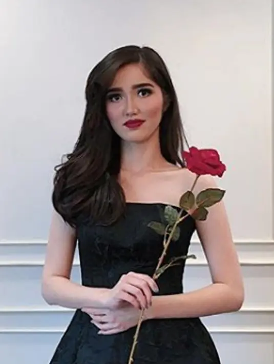 Puteri Indonesia 2018, Sonia Fergina Citra berpose dengan membawa bunga mawar merah. Menurut Sonia, mengemban status Puteri Indonesia merupakan tanggung jawab yang harus ia jalani. (Instagram/soniafergina)