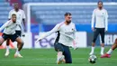 Kiper PSG, Gianluigi Donnarumma, saat sesi latihan jelang laga melawan Inter Milan pada partai final Liga Champions di Stadion di Allianz Arena, Munchen. (AP Photo/Luca Bruno)