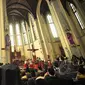 Jemaat Katolik menyaksikan teatrikal tablo pada Jumat Agung di Gereja Katedral, Jakarta, Jumat (3/4/2015). Umat Kristen di seluruh dunia merayakan tiga hari masa Paskah untuk mengenang Yesus yang disalib, mati, dan bangkit. (Liputan6.com/Faizal Fanani)