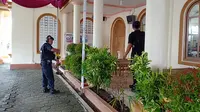 Gegana Unit 3 Banyumas Satuan Brimob Polda Jawa Tengah menyisir tujuh gereja besar di wilayah kota Cilacap jelang Natal 2018. (Foto: Liputan6.com/Polres Cilacap/Muhamad Ridlo)