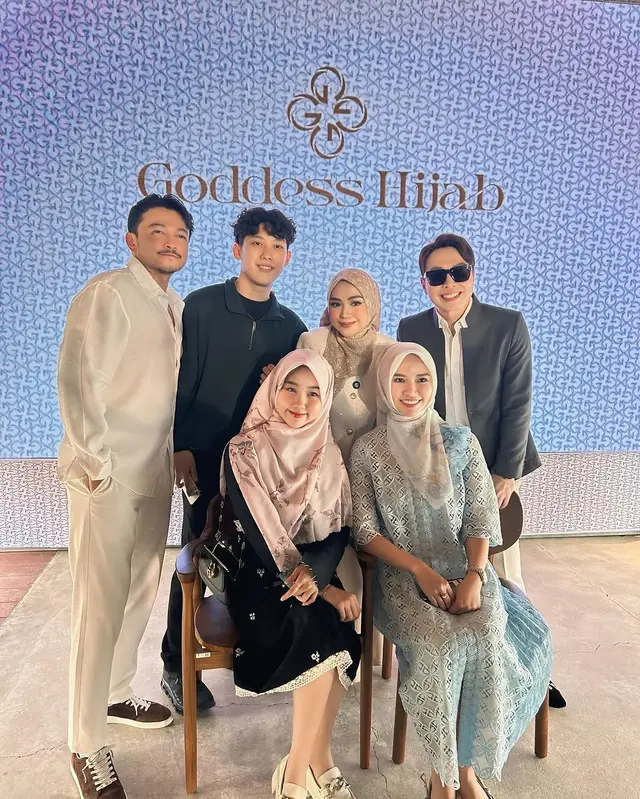 7 Potret Reni Effendi istri dr Richard Lee pakai hijab saat promosi bisnis produk hijab milik suami