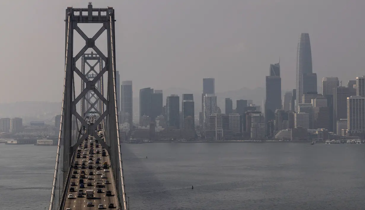 Asap yang berasal dari beberapa kebakaran hutan yang terus berkobar di daerah pedesaan California Barat Laut semakin menyebar ke arah selatan di seluruh bagian California Utara. (Stephen Lam/San Francisco Chronicle via AP)