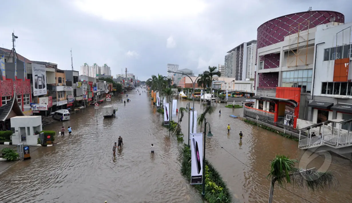 Curah hujan yang tinggi menyebabkan kawasan Kelapa Gading dilanda banjir. Menurut Kadin DKI Jakarta, kerugian akibat banjir di Jakarta mencapai Rp 1,5 triliun tiap harinya, Selasa (10/2/2015).(Liputan6.com/Faizal Fanani)