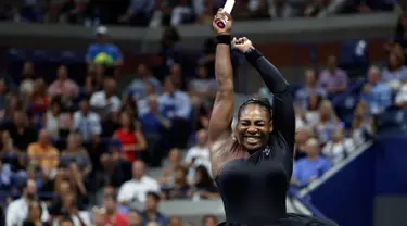Petenis AS, Serena Williams berselebrasi setelah mengalahkan Karolina Pliskova dari Ceko pada perempat final turnamen AS Terbuka di New York, Selasa (4/9). Serena memastikan diri lolos ke babak semifinal berkat kemenangan 6-4 dan 6-3. (AP/Adam Hunger)