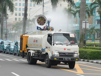 Mobil gunners spraying Palang Merah Indonesia (PMI) melakukan penyemprotan disinfektan di kawasan Jalan Asia Afrika, Jakarta, Kamis (7/5/2020). Selama PSBB Jakarta dan sekitarnya, PMI melakukan penyemprotan berskala besar se-Jabodetabek sebagai upaya pencegahan Covid-19. (merdeka.com/Dwi Narwoko)