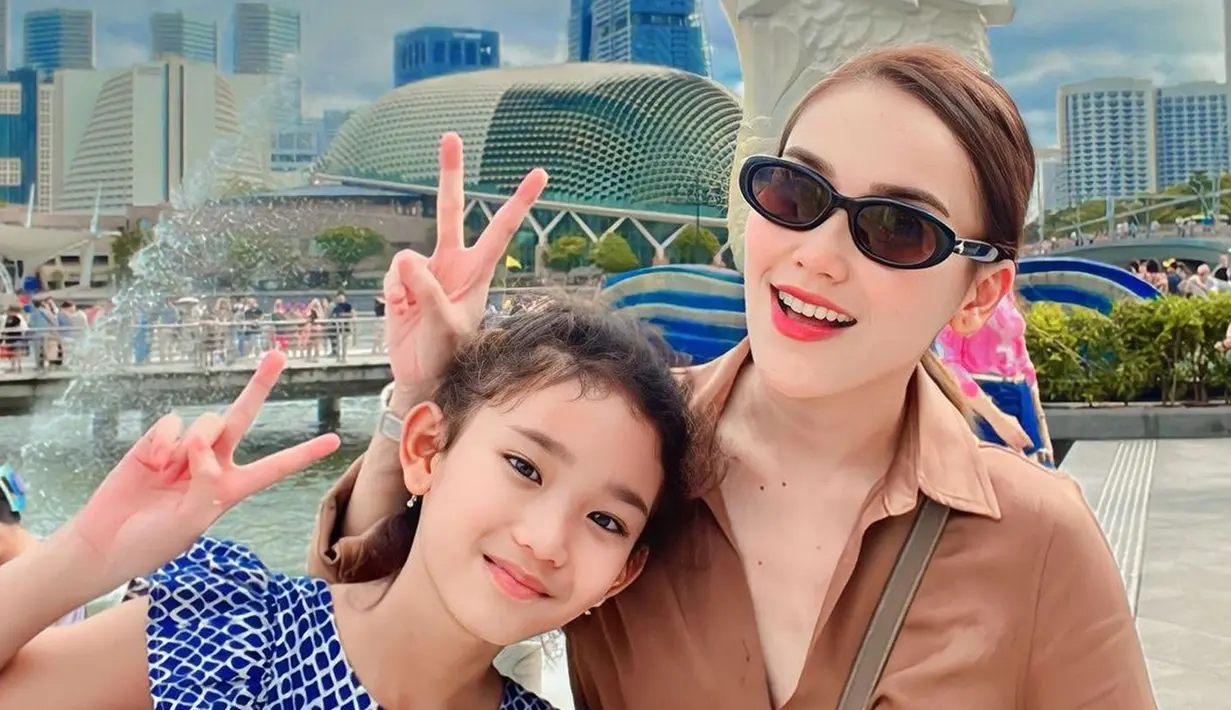<p>Bahkan, potret kebersamaan Ayu dengan sang putri, Bilqis juga tak luput dari sorotan. Pasalnya selama liburan tersebut keduanya justru terlihat bak kakak dan adik. (Liputan6.com/IG/@ayutingting92)</p>