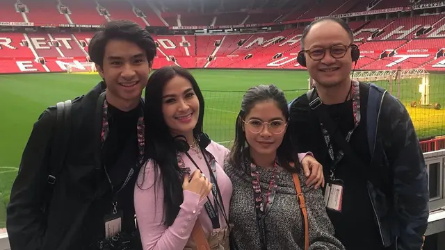 6 Potret Mesra Iis Dahlia dan Suami dari Awal Menikah Hingga Sekarang, Romantis